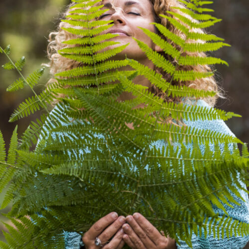 Earth's day and love for nature concept with beautiful woman wit Kes ma olen? Mida ma tahan? Mina ja peremustrid. Registreerumise ettemaks.