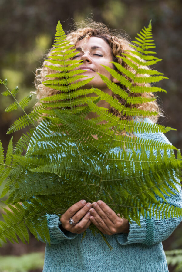 Earth's day and love for nature concept with beautiful woman wit Kes ma olen? Mida ma tahan? Mina ja peremustrid. Registreerumise ettemaks.